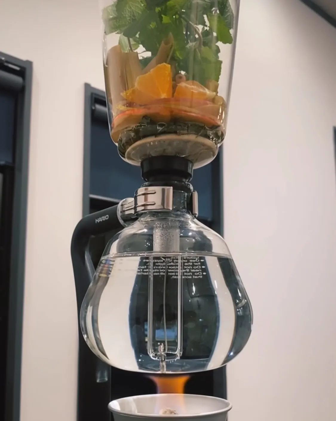 サイフォンで入れるフルーツハーブティーと一緒に焼き立てのフィ...