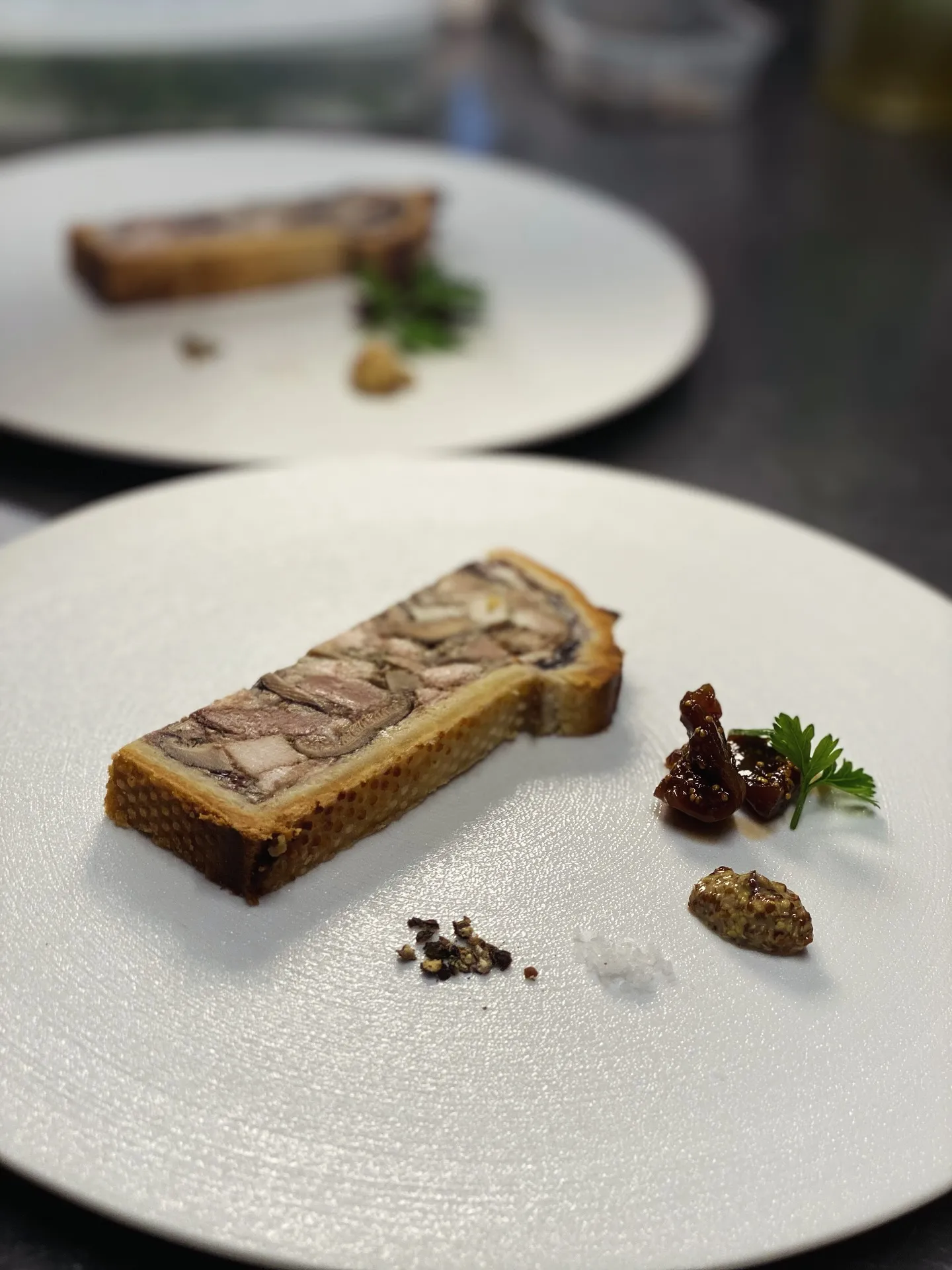 ディナーコースの一皿としてご用意しております、パテアンクルー...