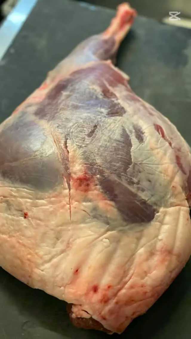 対馬産鹿骨付きモモ肉を丁寧に、