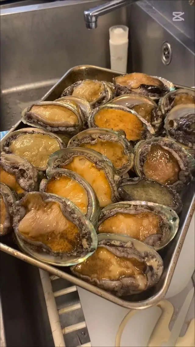 鮑を手作りのパイで包んで焼き上げています。